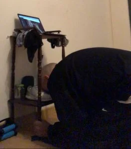 esclave prosterné devant l'autel de sa déesse